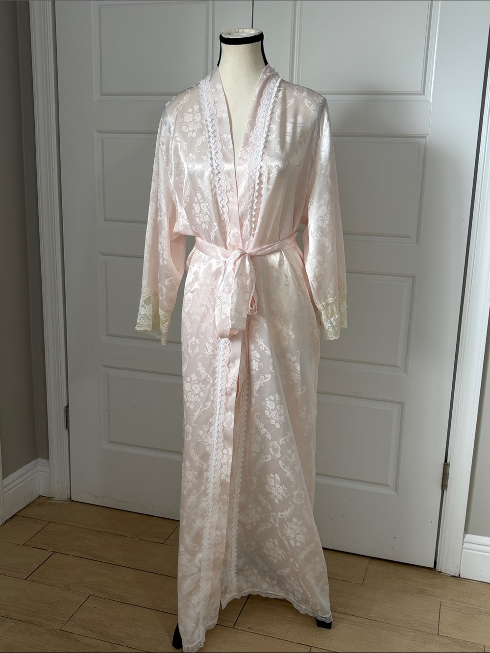 Christian Dior vintage Pale Pink Silk Floral Lace Long dressing Robe sz M